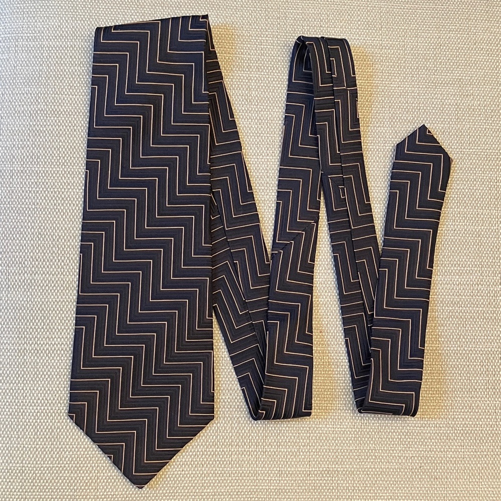 Vintage Ermenegildo Zegna luxury silk tie, chevron pattern, blue black gold